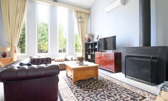 Trentham House | Trentham sleeps 6 - 8. Best Value. Walk to The Cosmopolitan. Self Host.