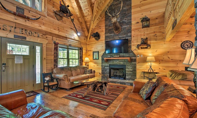 Trenton Cabin | Trenton Cabin w/Hot Tub - 14 Mi to Lookout Mtn!
