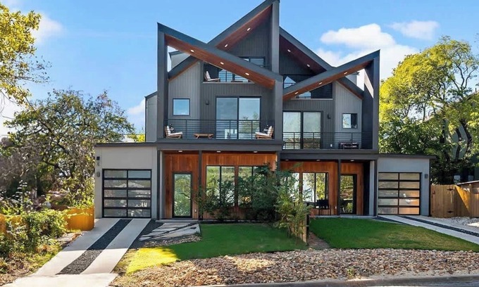 Galindo House | Triangles - Modern Luxury 5BR Villa, Downtown, Pool, Hot Tub, Sauna, Concierge