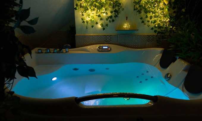Naples City Centre Apartment | [Tribunali–Duomo] House with Hot Tub-Hydromassage