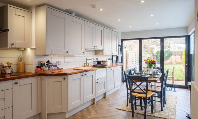 Stratford-upon-Avon Cottage | Trinity Cottage, Stratford-upon-Avon - sleeps 5 guests in 3 bedrooms
