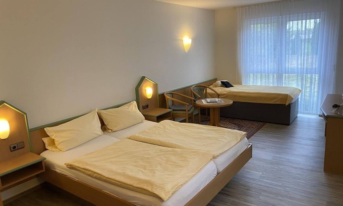 Gerolstein House | Triple room shower/toilet - Am Brunnenplatz, Hotel Garni