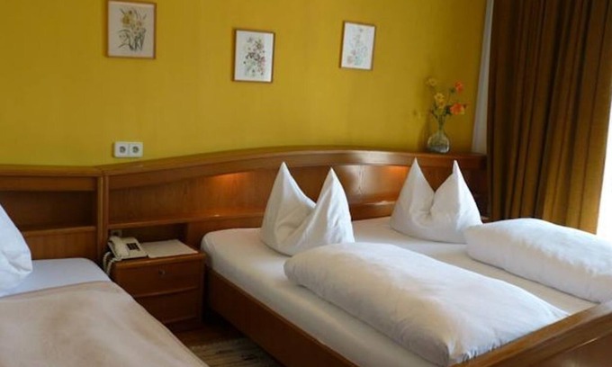 Ossiach Bed & Breakfast | Triple room with balcony and lake view - Hotel-Pension Brönimann
