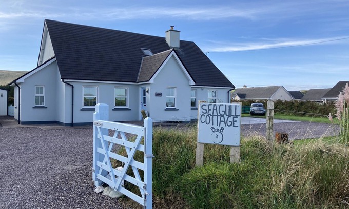 Portmagee Bed & Breakfast | Triple room with ensuite bathroom