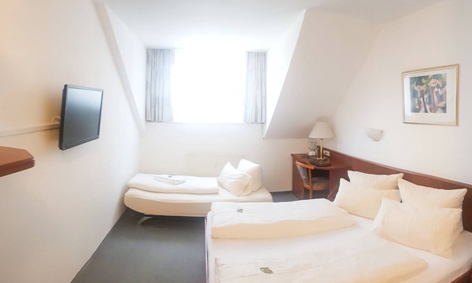 Meckenbeuren Apartment | Triple room with WC and shower