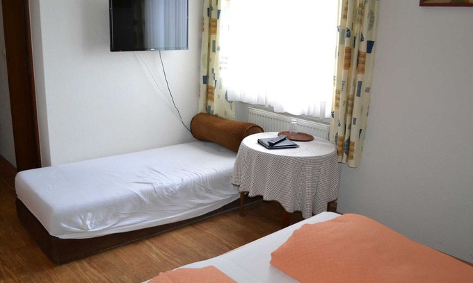 Ohlsbach Cottage | Triple room with WC / shower / bath - Gästehaus Tagescafe Eckenfels