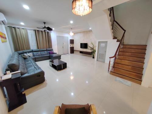 Kuching House | Triple Z Homestay Kuching - LANDED 14 PAX