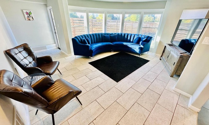 Old Southwest House | Triplex in Great Neighborhood/6 BR/10TVs/Sleeps 23