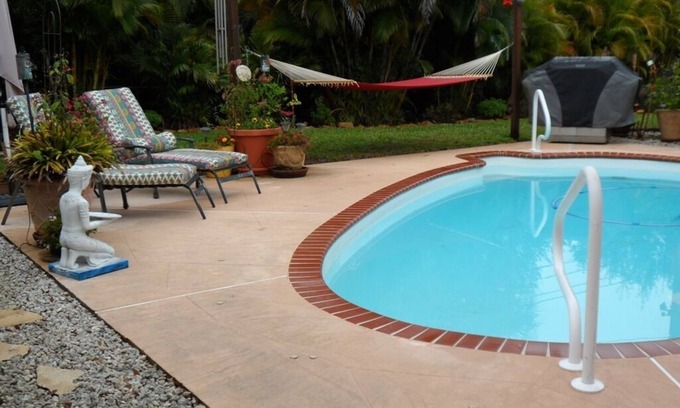 Vero Beach House | Tropical Breeze 🌞Heat Pool ✅Wifi ✅Fenced ✅Boat/RV Park ✅Kayak Bikes ✅Near Beach