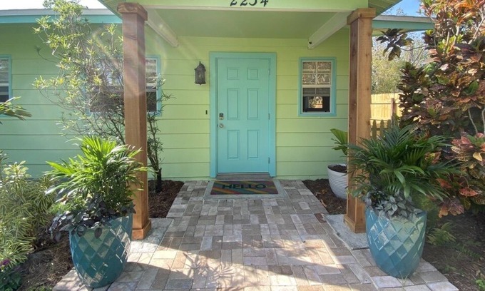 Alta Vista House | Tropical garden home-walk to downtown, 5 minutes to beaches, DOG friendly