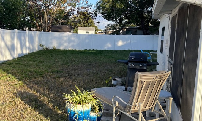 Colonial Manor House | Tropical Manor is close to Tarpon springs sponge docks, beaches, parks and more
