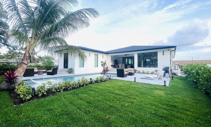 Central Naples House | Tropical Oasis! New Construction! In the Heart of Naples! PET FRIENDLY!