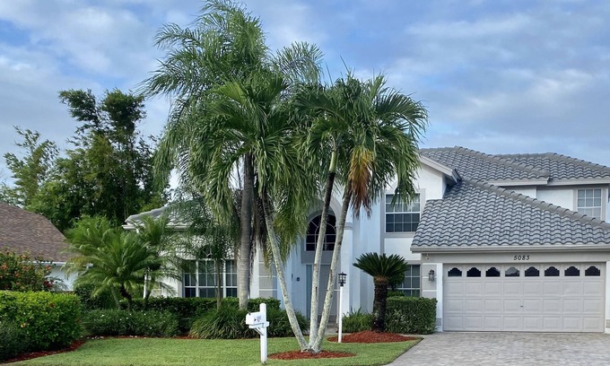 Crown Pointe House | Tropical Paradise on The Lake with Pool 10 minutes from the Beach