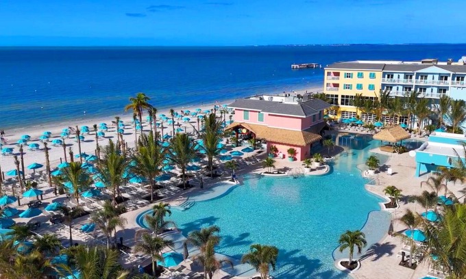 Fort Myers Beach Resort | Tropical Poolside Stay w/Outdoor Pool and Ocean Views Near Fort Myers Beach