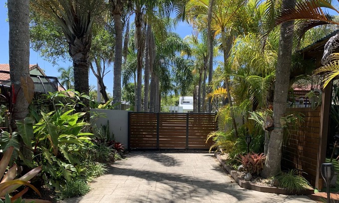 Mooloolaba House | Tropical retreat 3 minutes from main beaches