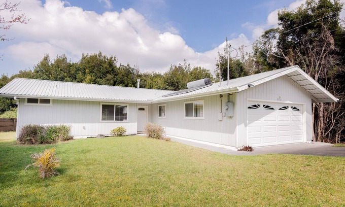 Volcano House | Tropical snowbird escape by world’s tallest volcano - lanai, yard & washer/dryer