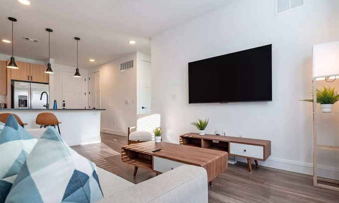 Hancock Apartment | Troubadour Landing #448 I Modern 1 Bed Apt in Austin