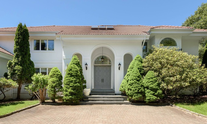 North Sea Villa | True Mediterranean Villa in heart of Hampton's-5 BR/6 Bath-Fully Renovated