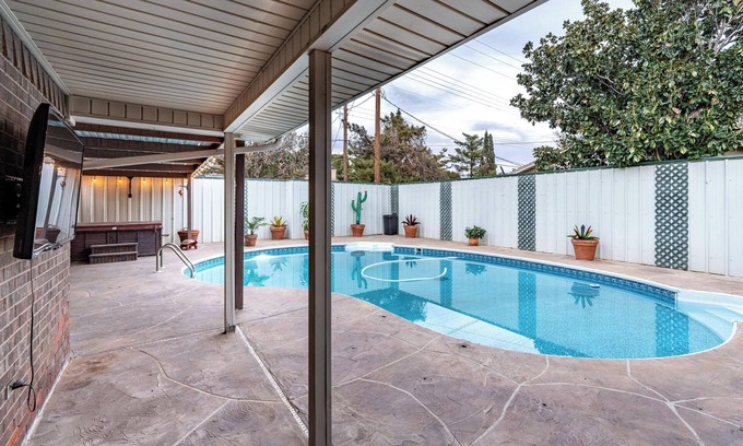 Lubbock House | TTU is 4 miles, 3Bd/2Ba with Pool/Hot Tub -"That Peaceful, Easy Feeling"
