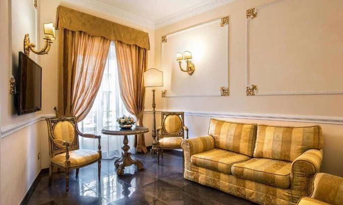 Rome City Centre Apartment | Tucked away just behind the magnificent Piazza del Popolo/Walk to Spanish Steps