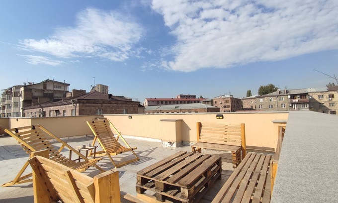 Kentron Apartment | ❃Tulip ✔1BR ✔ Self Checkin ✔ Garden ✔ BBQ ✔Netflix