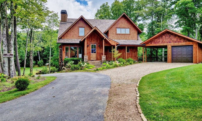 Glenville House | Tulip Pond - Beautiful Home on Tranquil Pond in Chinquapin