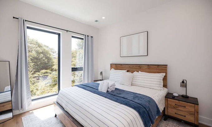 Wilmington House | Turf ROOFTOP + Sleeps Up to 16 If Renting Multiple Units! Unit B