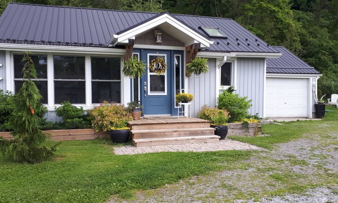 Turkey Point Cottage | Turkey Point Cottage one block from Lake Erie