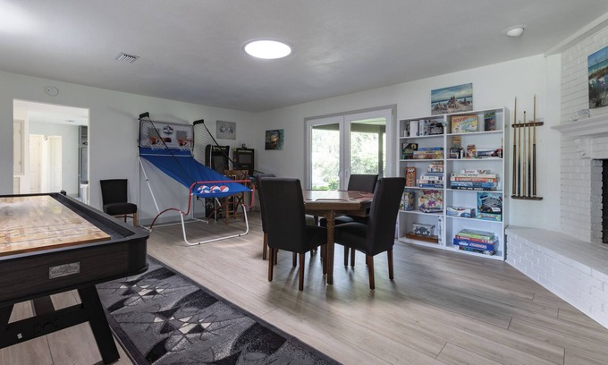 Foley House | Turtle Time Retreat- Shrimp Fest Available! Game Room, Hot Tub!