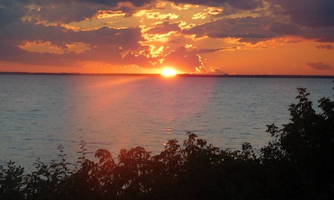 Chilton House | 'Twilight' - Just a few steps down to Lake Winnebago!