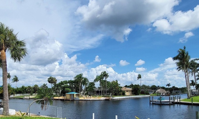 Caloosahatchee House | Twin house shared pool 2 King Beds, Pool Canal 5 Minutes To The River