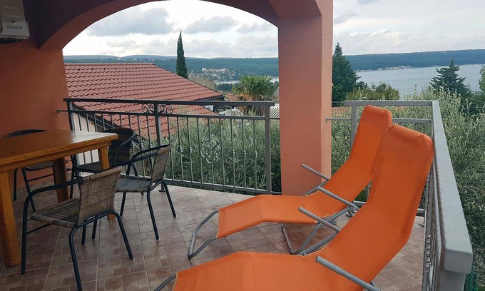 Gornji Karin Apartment | Two bedroom apartment with terrace and sea view Karin Gornji, Novigrad (A-18387-b)
