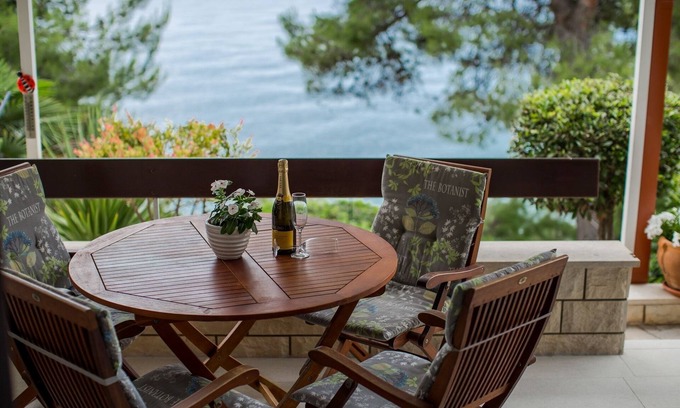 Businci Apartment | Two bedroom apartment near beach Rastići, Čiovo (A-9470-a)
