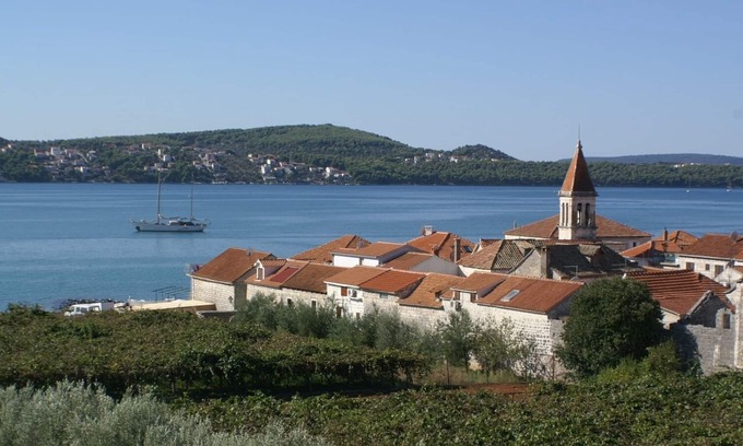 Seget Donji Apartment | Two bedroom apartment with terrace and sea view Seget Donji, Trogir (A-2041-d)