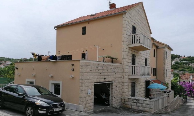 Sutivan Apartment | Two bedroom apartment with balcony and sea view Sutivan, Brač (A-17537-b)