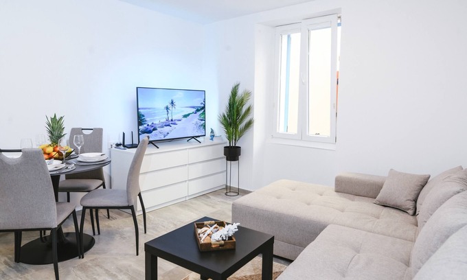 Izola Apartment | Two Bedroom Apartment Aurora