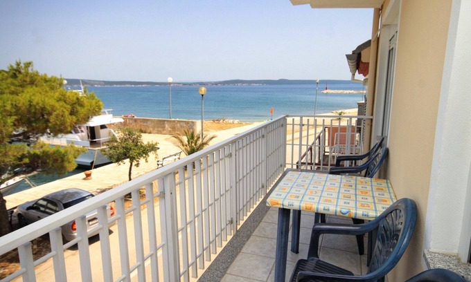 Kukljica Apartment | Two bedroom apartment near beach Kukljica, Ugljan (A-8252-a)