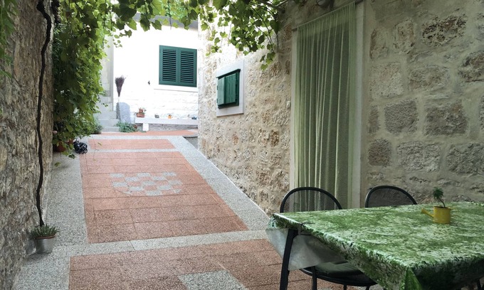 Postira Apartment | Two bedroom apartment with terrace Postira, Brač (A-19107-a)