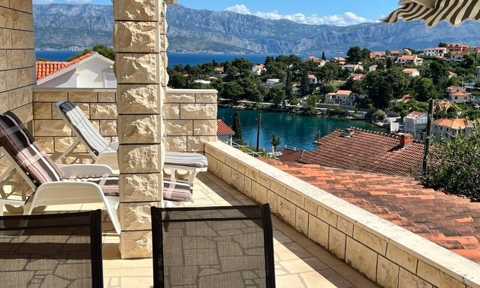 Splitska Apartment | Two bedroom apartment with terrace and sea view Splitska, Brač (A-23366-a)