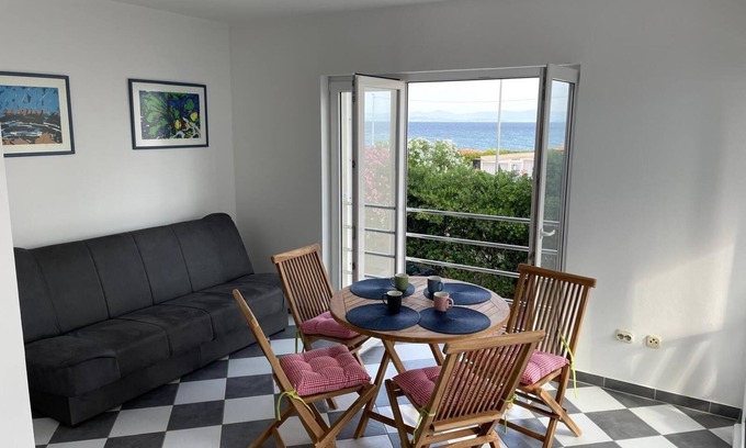 Mirce Apartment | Two bedroom apartment near beach Mirca, Brač (A-24865-a)