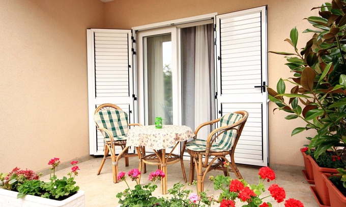 Vinisce Apartment | Two bedroom apartment with terrace Vinišće, Trogir (A-10008-b)