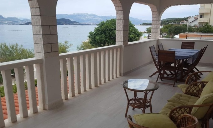 Slatine Apartment | Two bedroom apartment near beach Slatine, Čiovo (A-1128-c)
