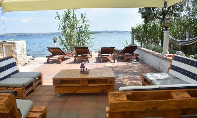 Kraj Apartment | Two bedroom apartment near beach Tkon, Pašman (A-686-b)