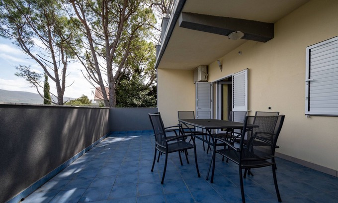 Donji Karin Apartment | Two bedroom apartment with terrace and sea view Donji Karin, Novigrad (A-22350-a)