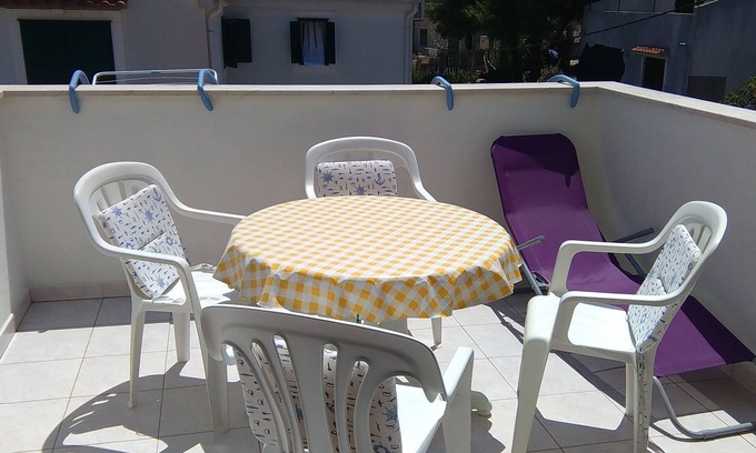 Rukavac Apartment | Two bedroom apartment with terrace and sea view Rukavac, Vis (A-13337-b)