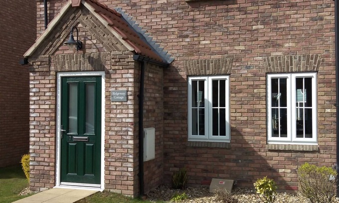 Filey House | Two bedroom cottage, sleeps 4, light and modern decor - Gym & Pool free- no pets