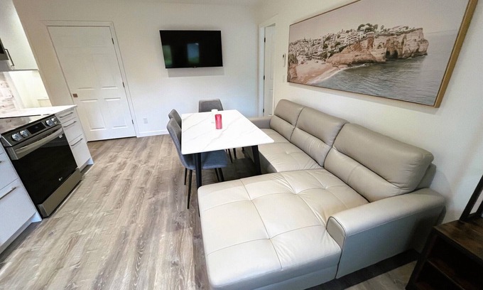 Gordon Head Bed & Breakfast | Two Bedrooms Suite in quiet area