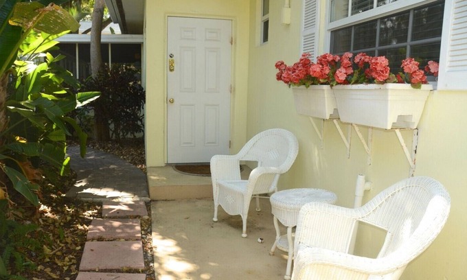 Pompano Beach House | Two Blks to Beach, Free Wi-fi, Eat-in Kitchen, Pets OK