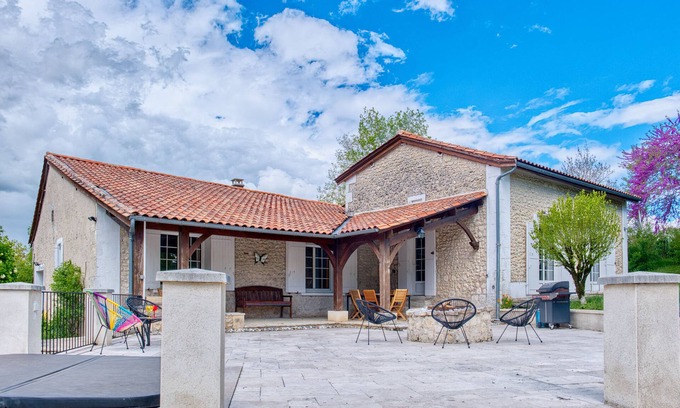 Allemans House | Two Charming Houses with Pool, and Beautiful Surroundings: WherenAuthenticity Meets Modern Comfort