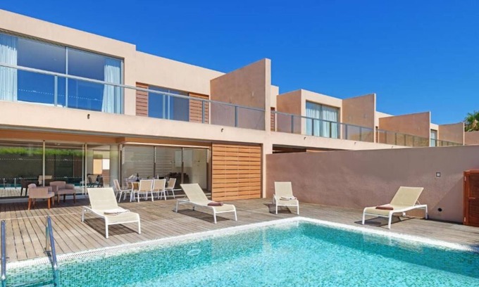 Salgados House | TWO Family-friendly 2BR Villas, Private Pool, Full Kitchen and Pet-friendly!